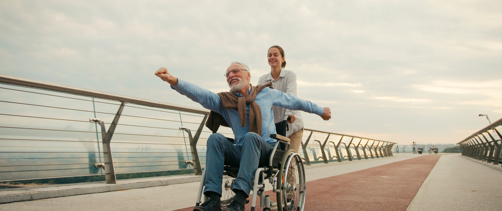 Senior en fauteuil roulant accompagné par une aide-soignante - Point Santé